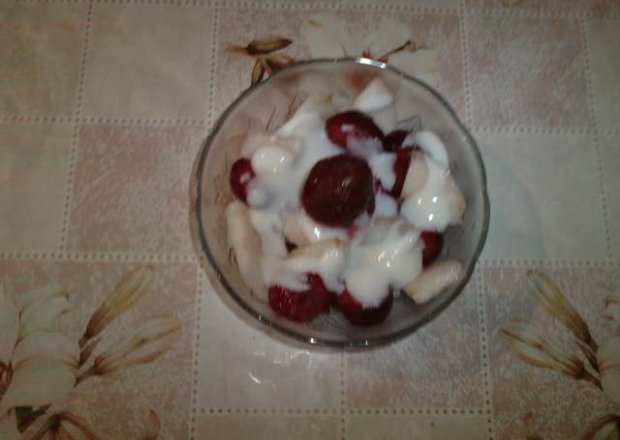 Fotografia przedstawiająca Truskawki z jogurtem waniliowym