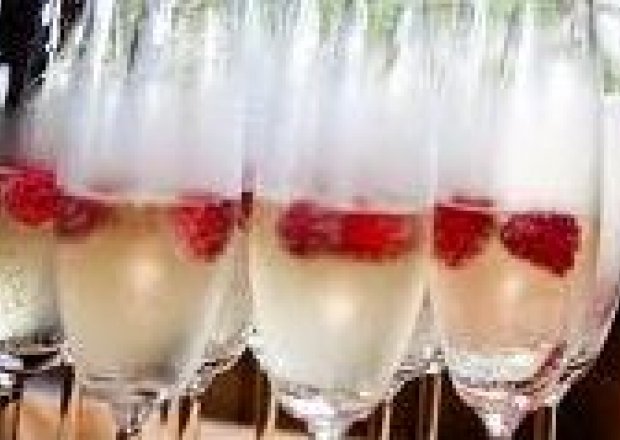 Fotografia przedstawiająca truskawki z szampanem