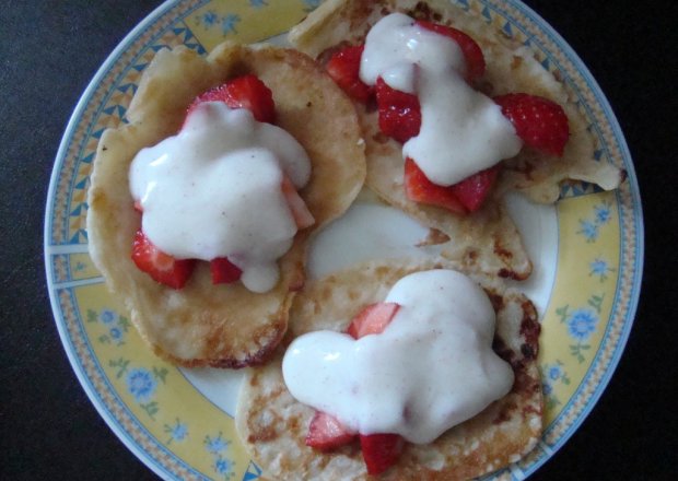 Fotografia przedstawiająca Truskawkowa fantazja, czyli pancake z truskawkami