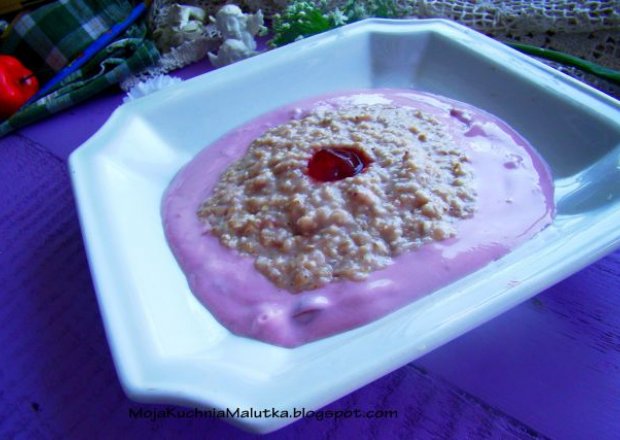 Fotografia przedstawiająca Truskawkowa owsianka z sosem jogurtowym