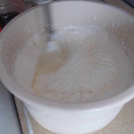 Krok 4 - Truskawkowa pianka na śmietanie z białą czekoladą foto