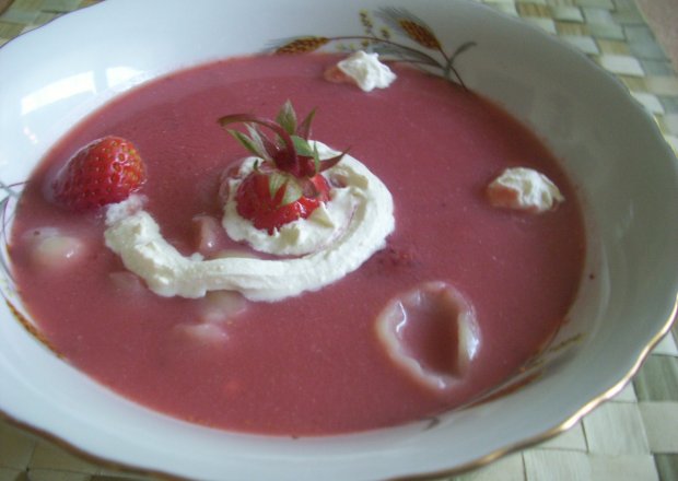 Fotografia przedstawiająca Truskawkowa  zupa