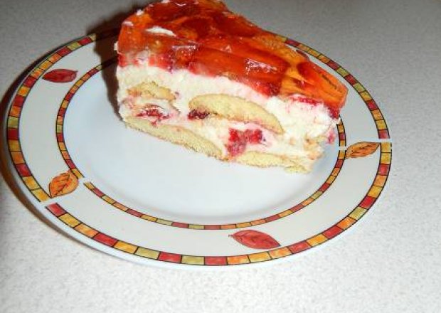 Fotografia przedstawiająca Truskawkowe ciasto z masą na biszkoptach bez pieczenia.