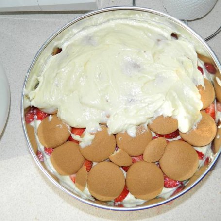Krok 2 - Truskawkowe ciasto z masą na biszkoptach bez pieczenia. foto