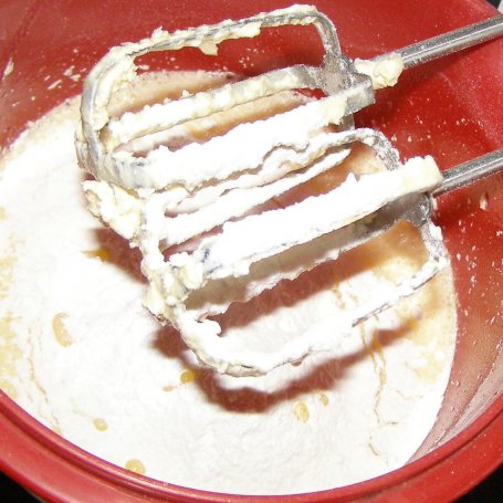 Krok 2 - truskawkowe ciasto z pianką bezową waniliową... foto