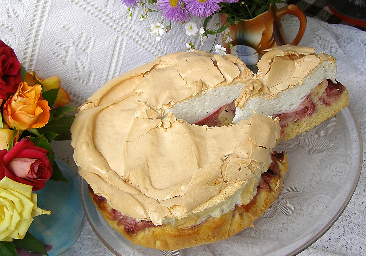 truskawkowe ciasto z pianką bezową waniliową... foto