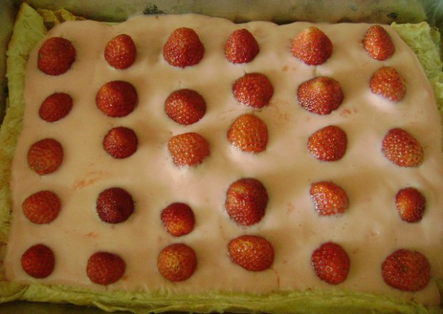Fotografia przedstawiająca truskawkowe ciasto