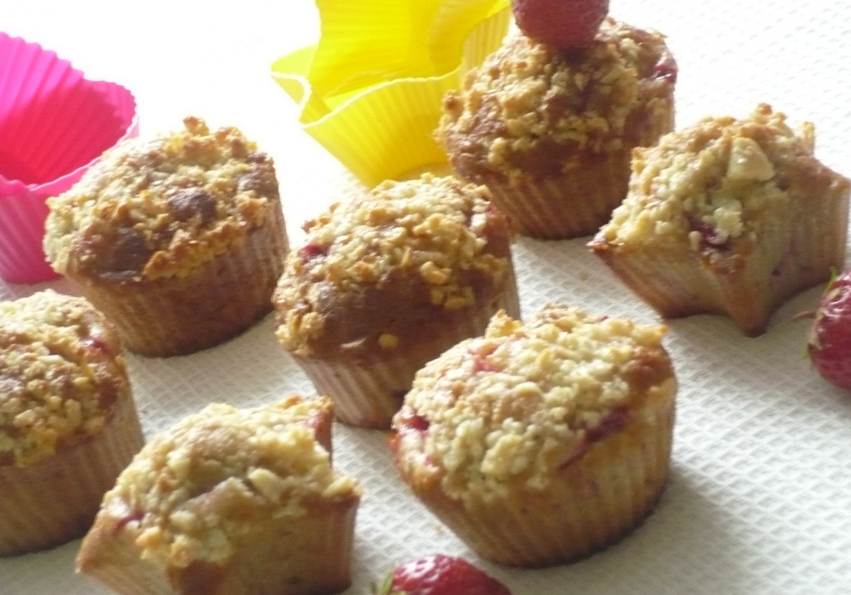 Truskawkowe muffinki z migdałową kruszonką foto