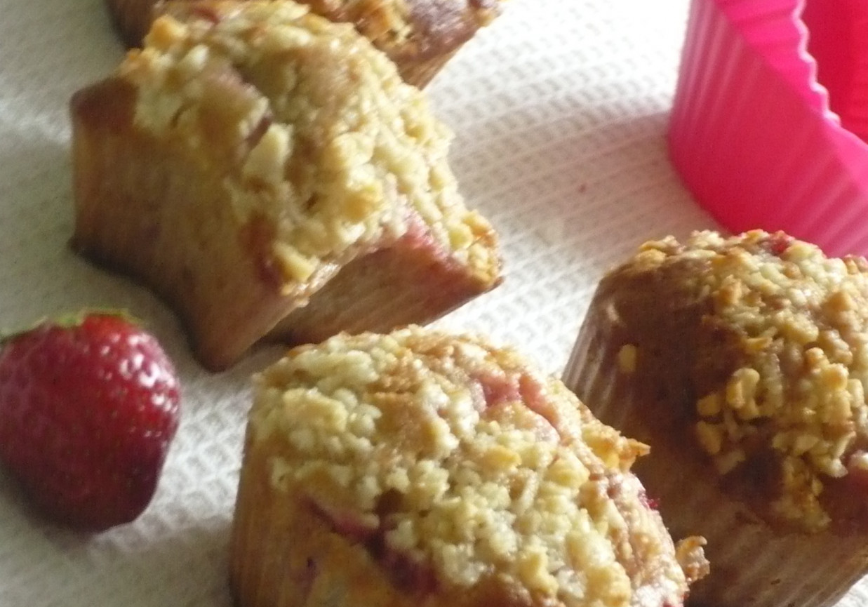 Truskawkowe muffinki z migdałową kruszonką foto