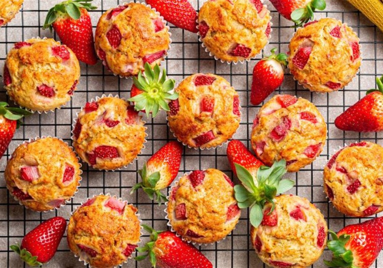 Truskawkowe muffinki z migdałową kruszonką foto