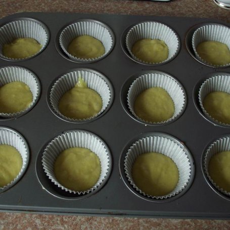 Krok 2 - Truskawkowe muffiny z czekoladą foto