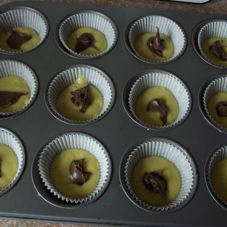 Krok 3 - Truskawkowe muffiny z czekoladą foto