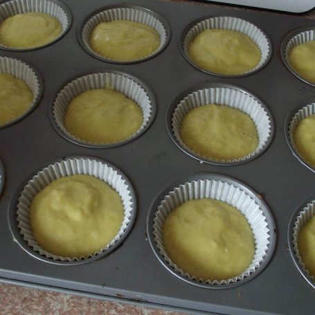 Krok 4 - Truskawkowe muffiny z czekoladą foto