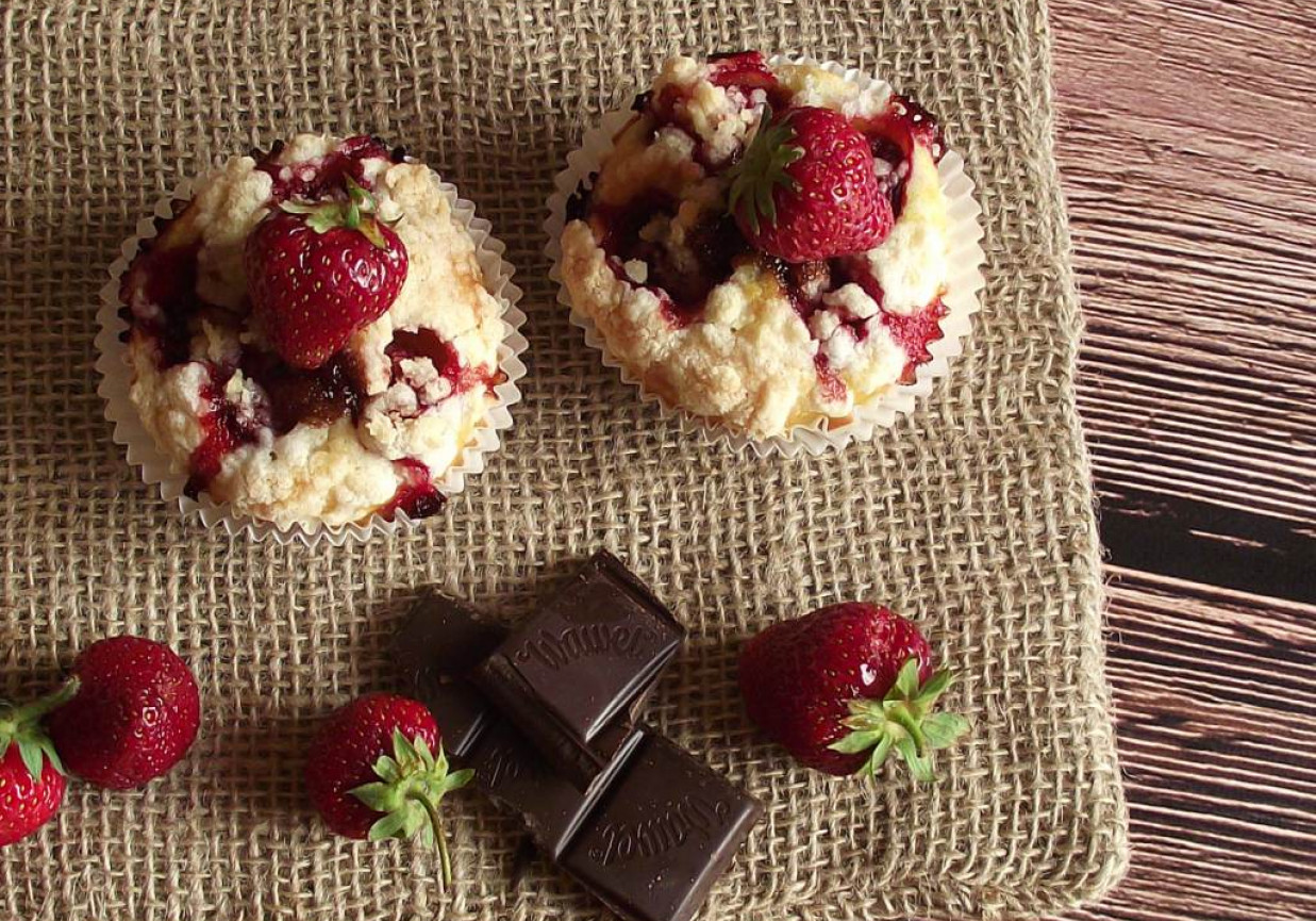 Truskawkowe muffiny z czekoladą foto