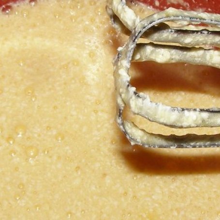Krok 2 - truskawkowe ucierane ciasto z lukrem kokosowym... foto