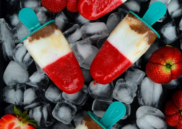 Fotografia przedstawiająca Truskawkowo-jogurtowe lody na patyku