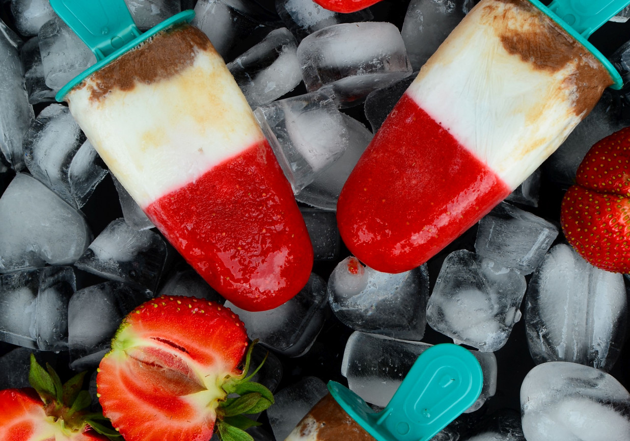Truskawkowo-jogurtowe lody na patyku foto