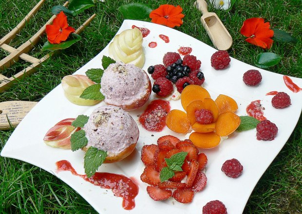 Fotografia przedstawiająca Truskawkowo orzechowe lody w deserze