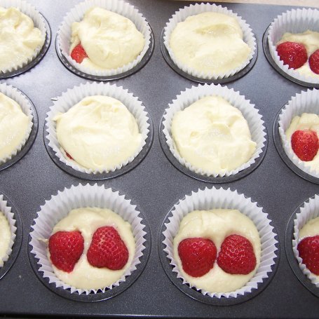 Krok 6 - Truskawkowo-ricottowe, czyli słodkości muffinkowe :) foto