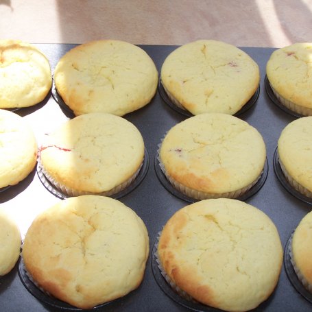 Krok 7 - Truskawkowo-ricottowe, czyli słodkości muffinkowe :) foto