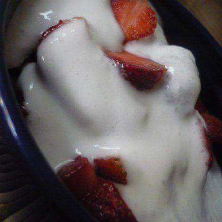 Krok 3 - Truskawkowy deserek:) foto