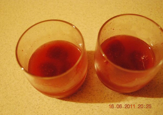 Fotografia przedstawiająca truskawkowy drink