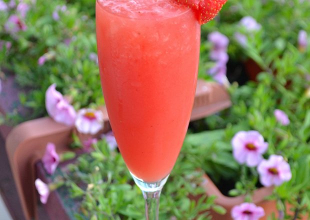 Fotografia przedstawiająca Truskawkowy letni drink