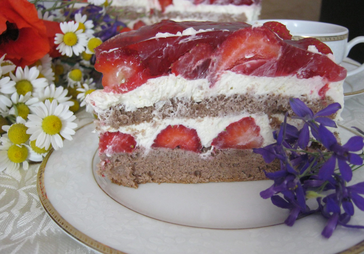Truskawkowy tort z białą czekoladą foto