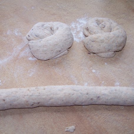 Krok 7 - Trzy mąki w supełkach, czyli bułeczki na niedzielne śniadanie :) foto