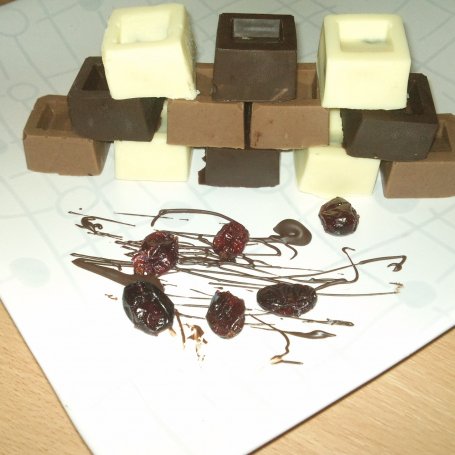 Krok 3 - Trzykolorowe czekoladki z dodatkami foto