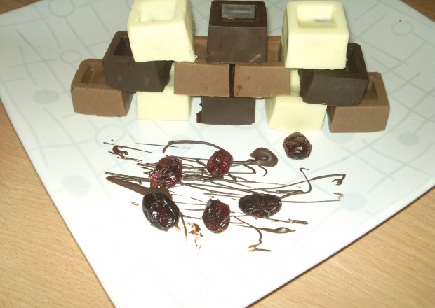 Fotografia przedstawiająca Trzykolorowe czekoladki z dodatkami