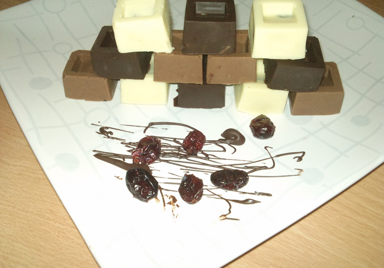 Trzykolorowe czekoladki z dodatkami foto
