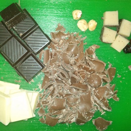 Krok 1 - Trzykolorowe czekoladki z dodatkami foto