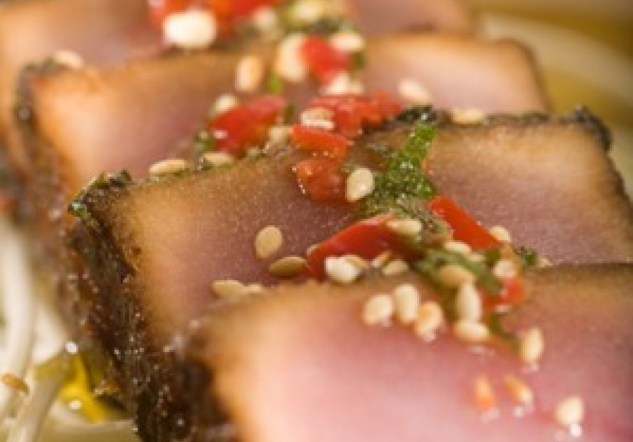 Tuńczyk w kruszonce pieprzowo-limonkowej z majonezem wasabi foto