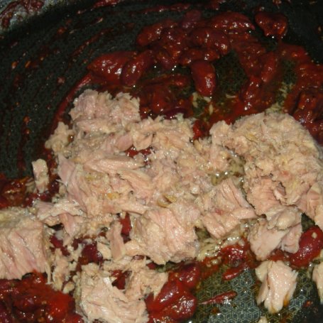 Krok 3 - tuńczyk z fasolą i makaronem. foto