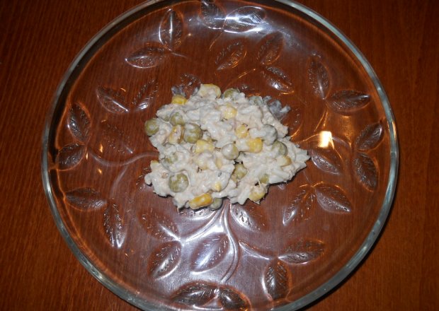 Fotografia przedstawiająca Tuńczyk z ryżem i dodatkami