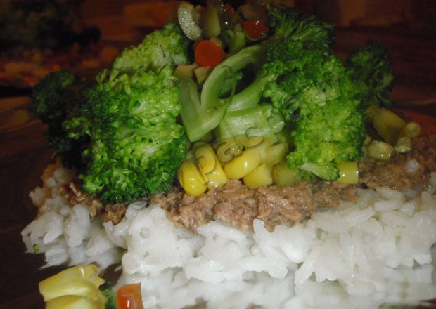 Fotografia przedstawiająca Tuńczyk zapiekany z ryżem i warzywami