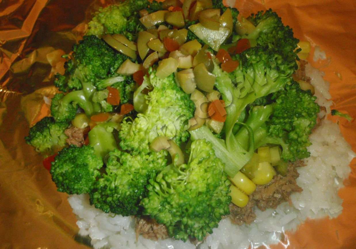 Tuńczyk zapiekany z ryżem i warzywami foto