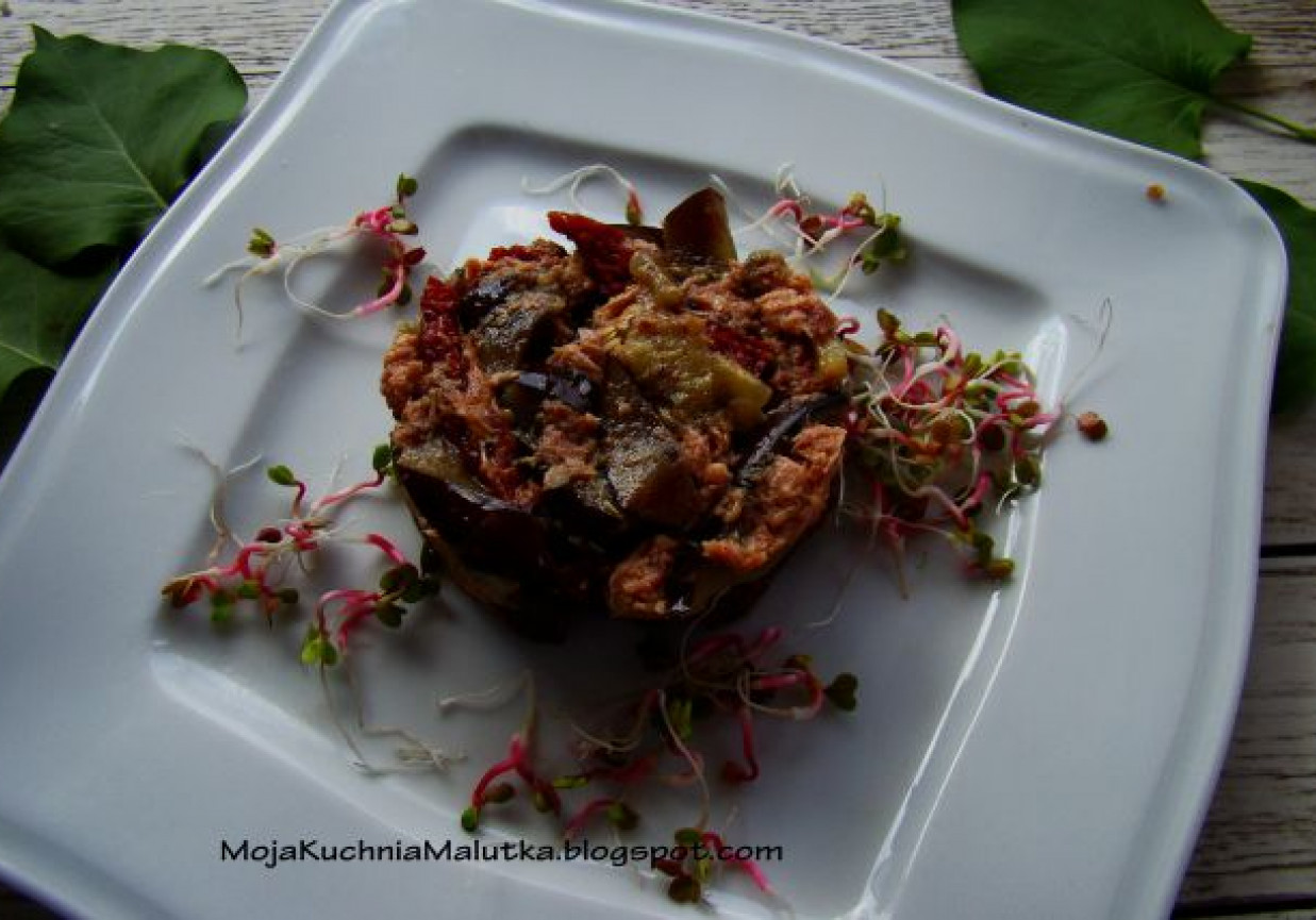 Tuńczykowa sałatka z bakłażanem i suszonymi pomidorami foto