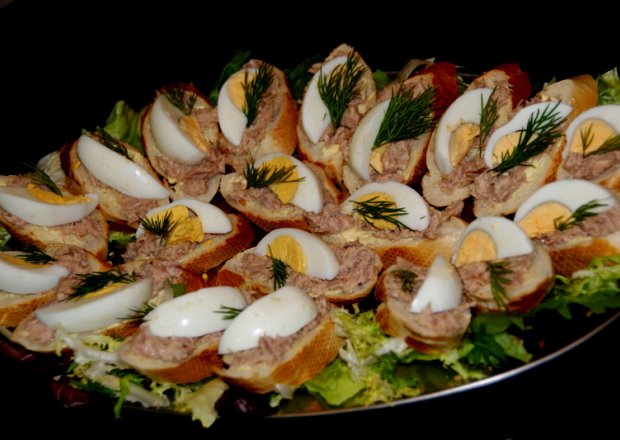 Fotografia przedstawiająca Tuńczykowe kanapeczki.