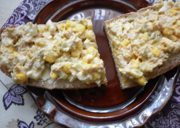 Fotografia przedstawiająca Tuńczykowo - jajeczna pasta do chleba z ogórkiem i kukurydzą.