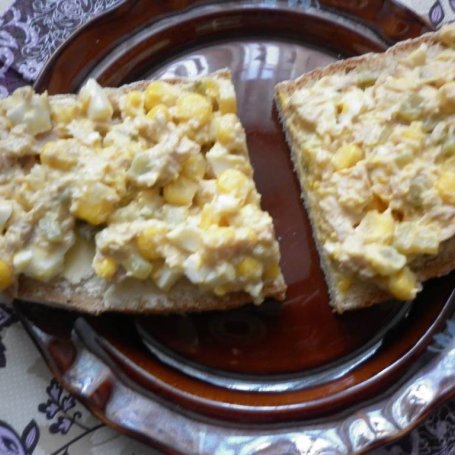 Krok 10 - Tuńczykowo - jajeczna pasta do chleba z ogórkiem i kukurydzą. foto