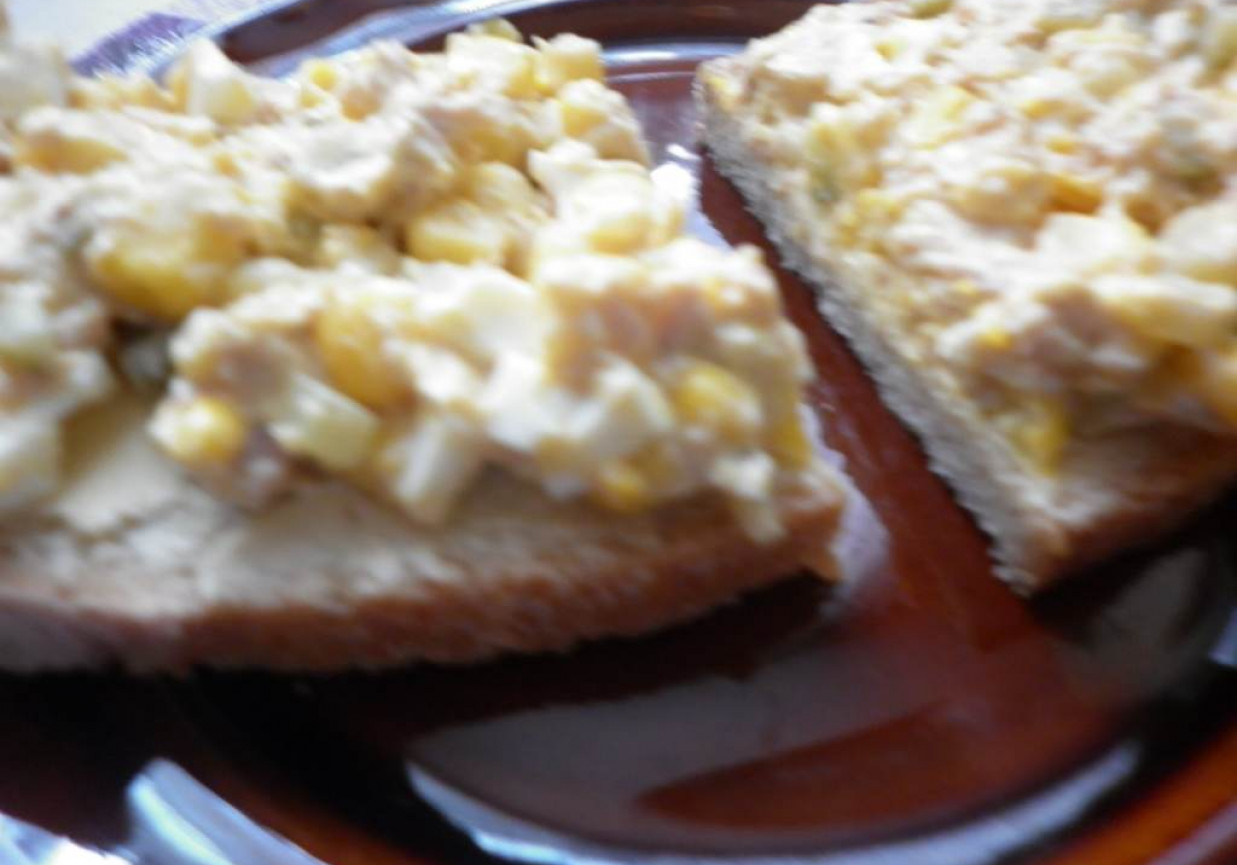 Tuńczykowo - jajeczna pasta do chleba z ogórkiem i kukurydzą. foto