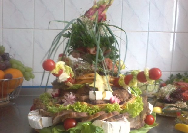 Fotografia przedstawiająca Turban z wędlin serów z dodatkiem warzyw i nutą owoców