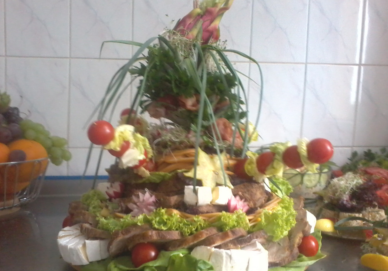 Turban z wędlin serów z dodatkiem warzyw i nutą owoców foto