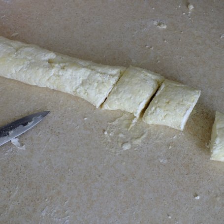 Krok 2 - Twarogowe knedle ze śliwkami foto