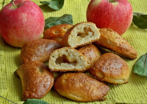 Fotografia przedstawiająca Twarogowe pierożki z jabłkami