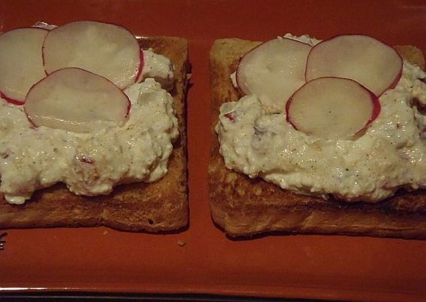 Fotografia przedstawiająca Twarożek rzodkiewkowy na tostach