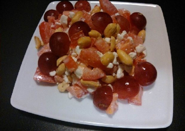Fotografia przedstawiająca Twarożek z pomidorem, orzechami i winogronem