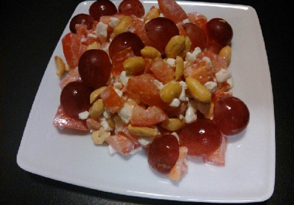 Twarożek z pomidorem, orzechami i winogronem  foto